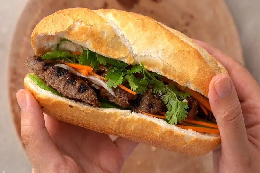 1 ổ bánh mì heo quay bao nhiêu calo?