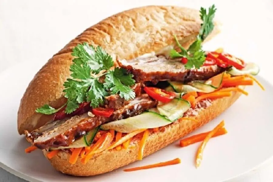 1 ổ bánh mì heo quay bao nhiêu calo?