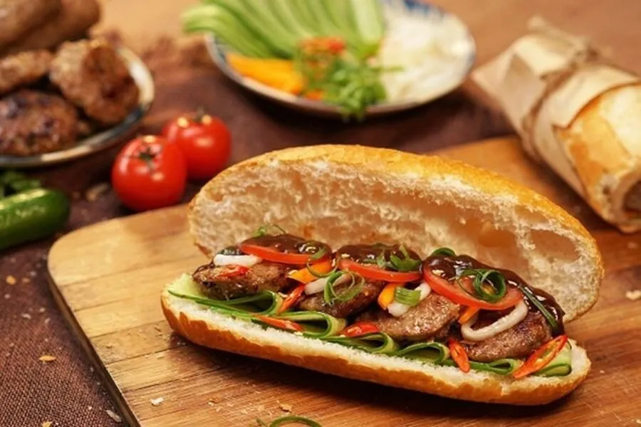 1 ổ bánh mì heo quay bao nhiêu calo?