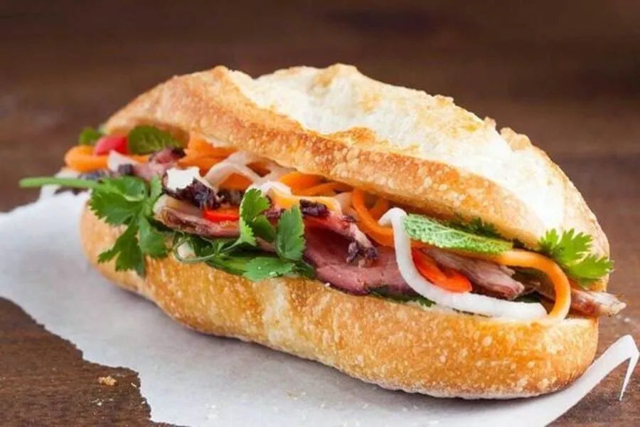 1 ổ bánh mì thịt chả bao nhiêu calo? Có tăng cân không?