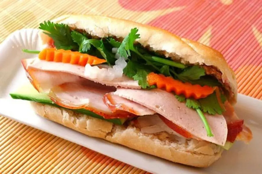 1 ổ bánh mì thịt chả bao nhiêu calo? Có tăng cân không?