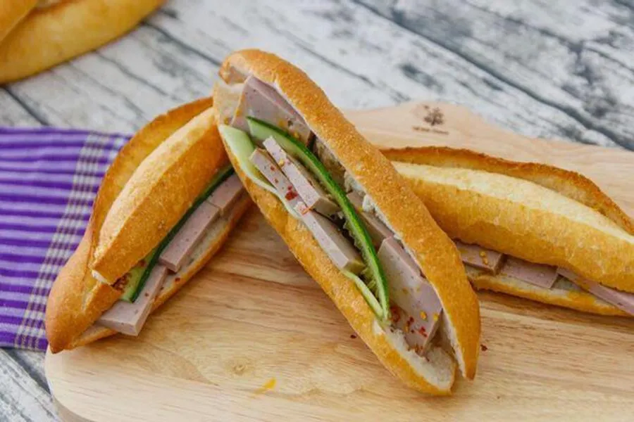 1 ổ bánh mì thịt chả bao nhiêu calo? Có tăng cân không?