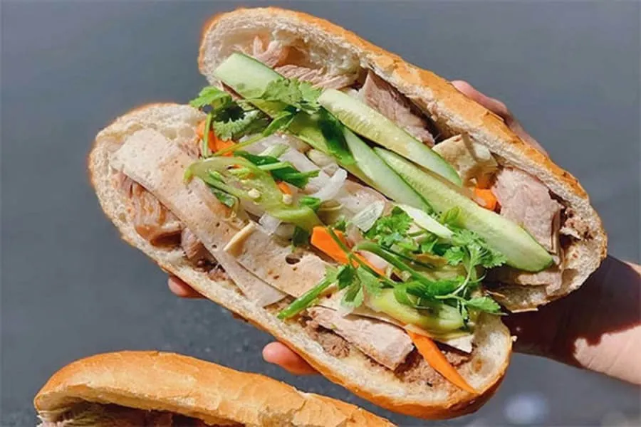 1 ổ bánh mì thịt chả bao nhiêu calo? Có tăng cân không?