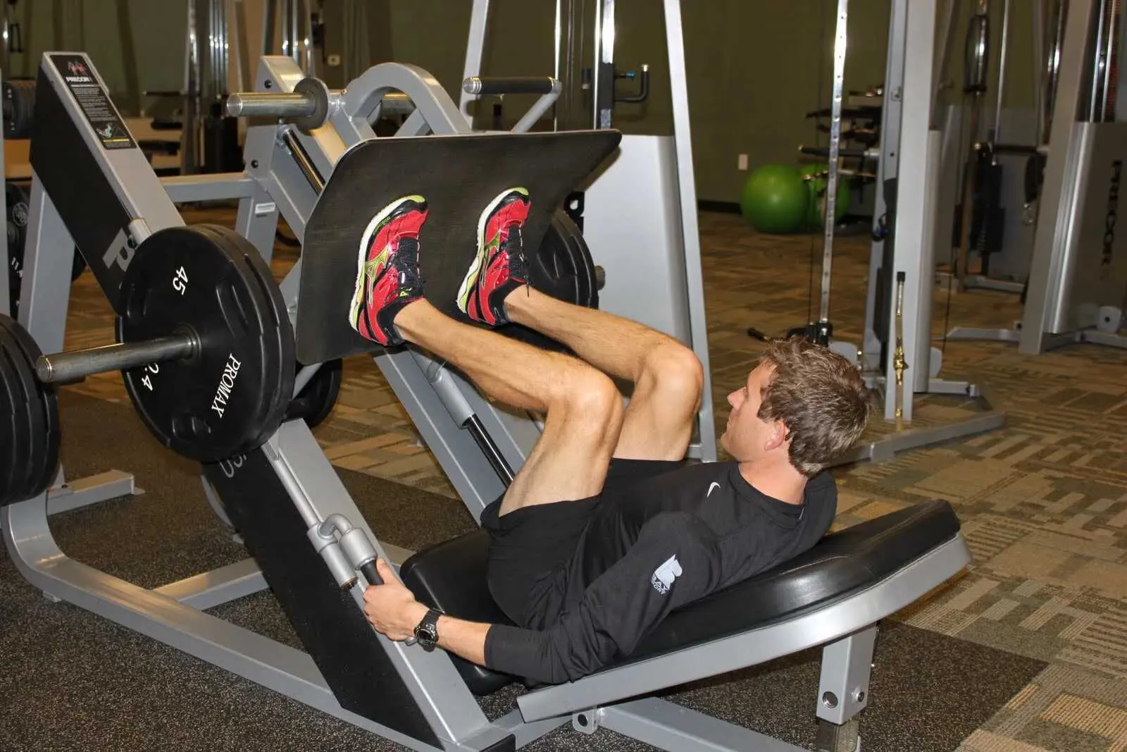 Leg Press là gì? Cách tập Leg Press đúng cách giúp bắp đùi săn chắc